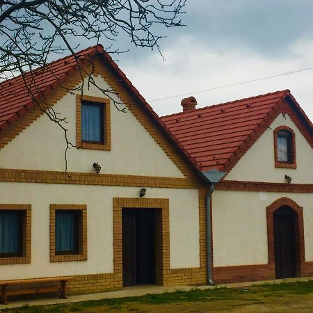 Takacs Pince Apartman Hajos Luaran gambar